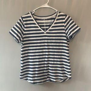 Women’s a loves a tee shirt